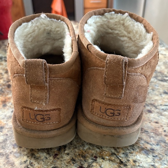 UGG Classic Ultra Mini - Picture 2 of 8